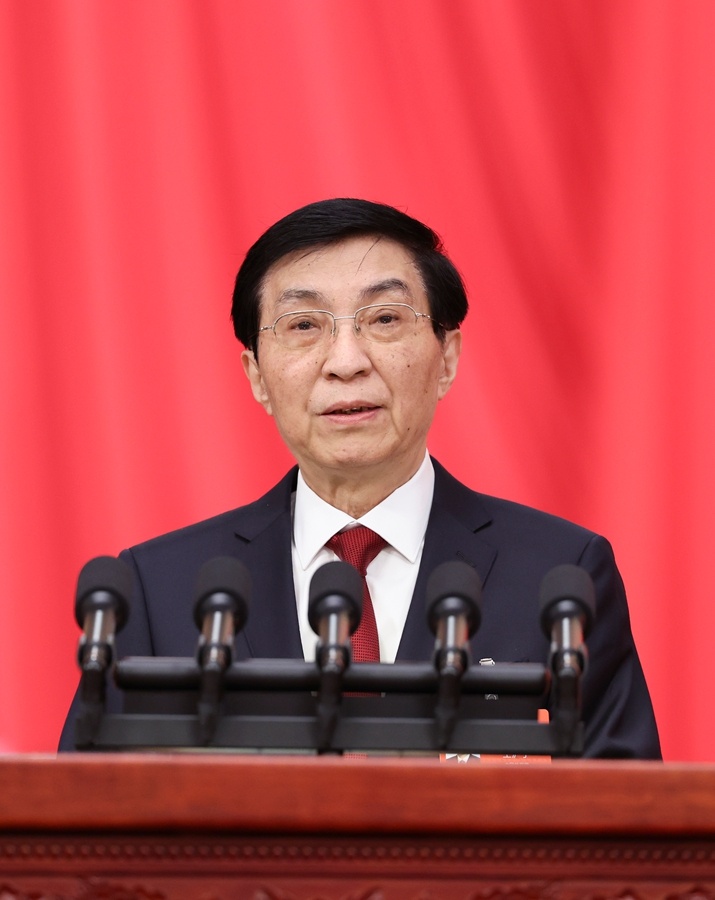 3月4日下午，中国人民政治协商会议第十四届全国委员会第四次会议在北京人民大会堂开幕。这是全国政协主席王沪宁代表政协第十四届全国委员会常务委员会，向大会报告工作。新华社记者 姚大伟 摄