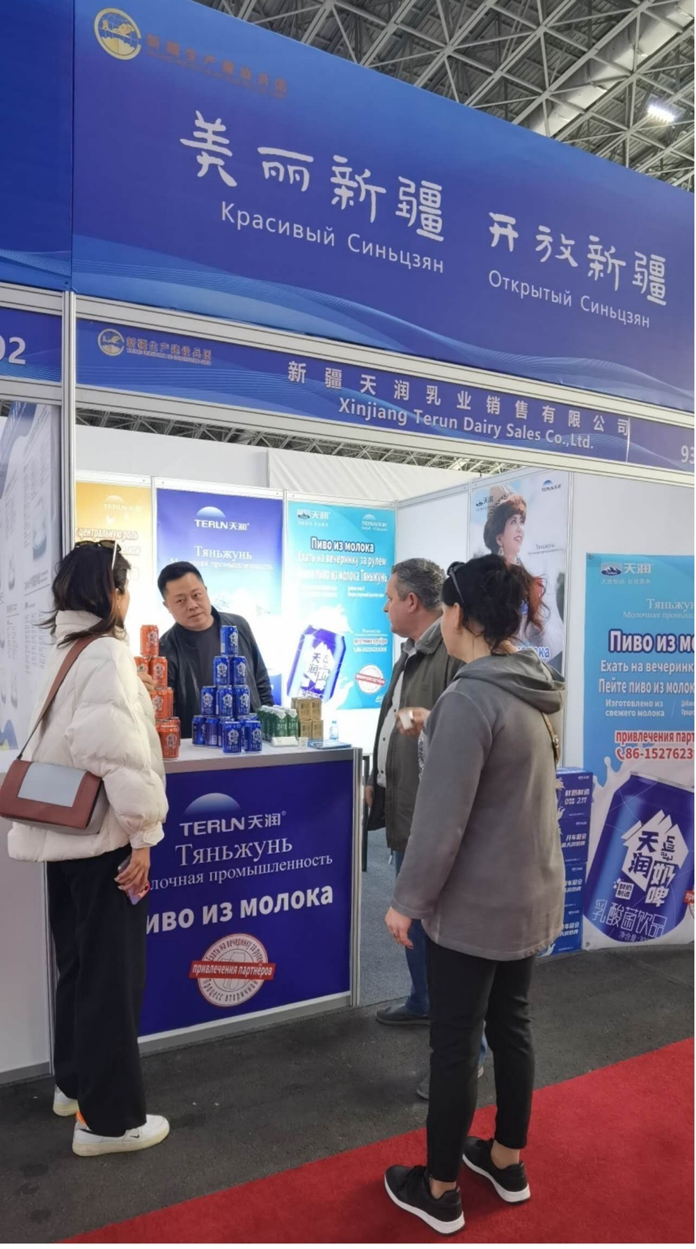 新疆天润乳业展位前，前来咨询的外商络绎不绝。