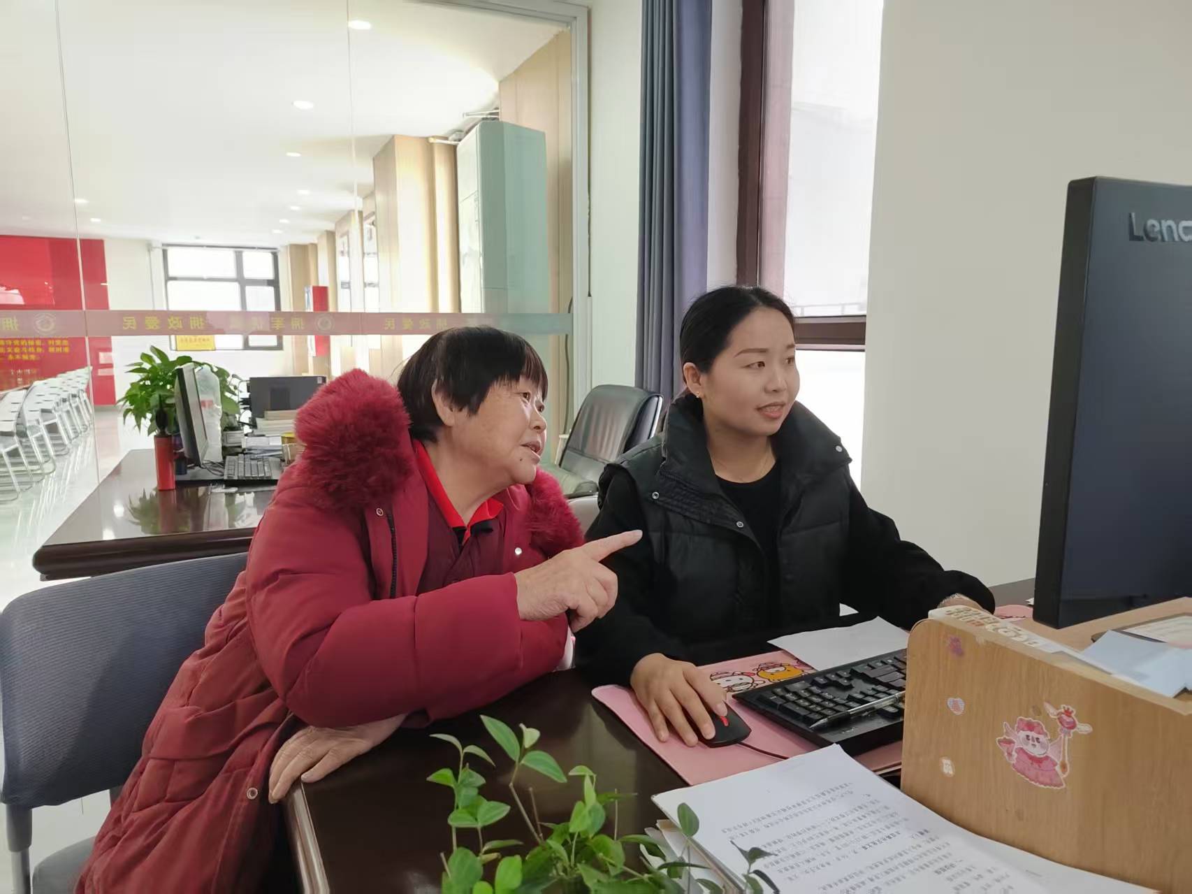 郇相萍（左）和五家渠市天山南路社区工作人员一起统计社区志愿者情况。蒲子璇 摄