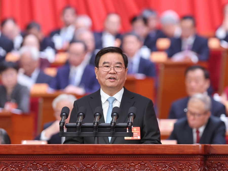 3月4日下午，中国人民政治协商会议第十四届全国委员会第四次会议在北京人民大会堂开幕。这是全国政协副主席何报翔代表政协第十四届全国委员会常务委员会，向大会报告全国政协十四届三次会议以来的提案工作情况。新华社记者 刘卫兵 摄