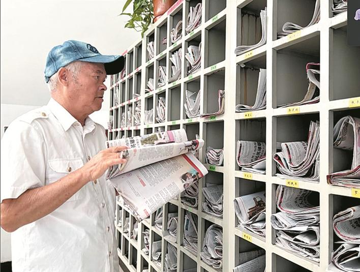 10月10日，张学福在社区整理居民订阅的报纸。李欣奕 杨述平 摄
